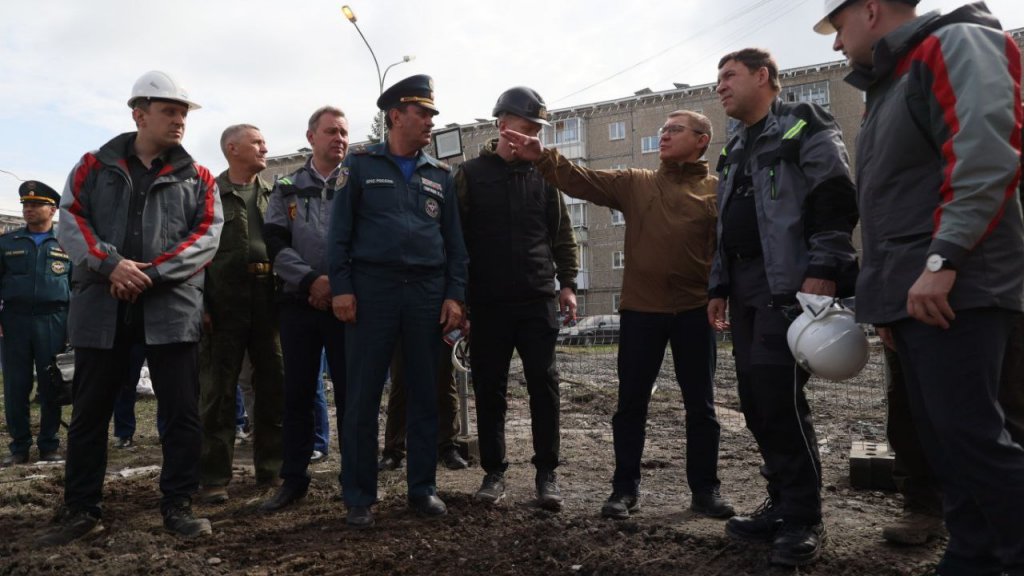 Владимир Якушев и Евгений Куйвашев встретились с жителями Тагила, пострадавшими от обрушения дома (ФОТО)