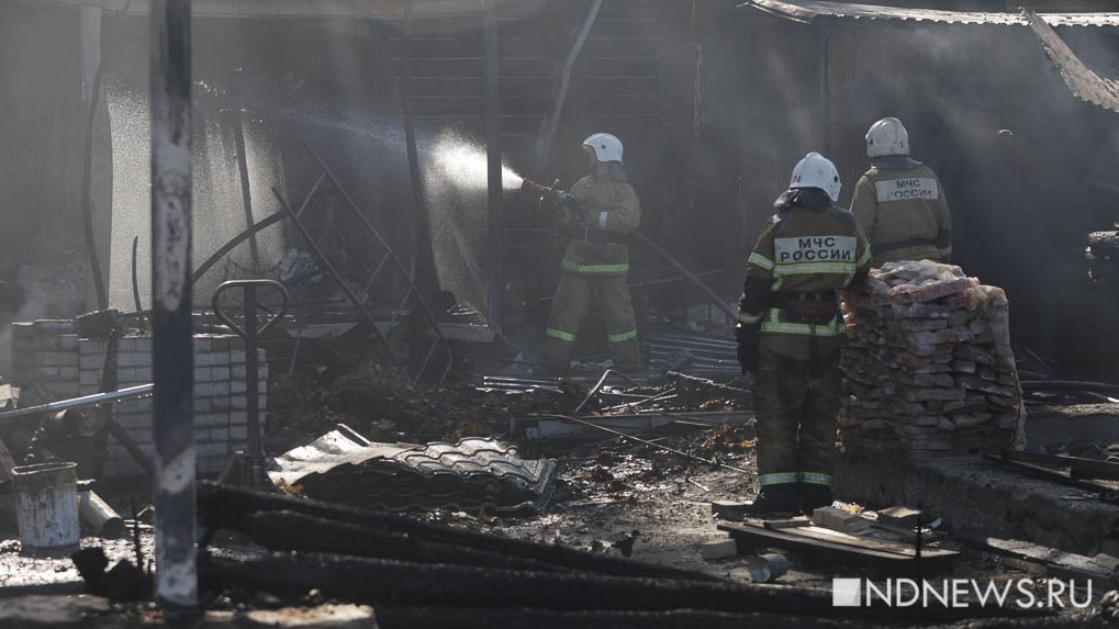 На пожаре в бане в Екатеринбурге погиб человек