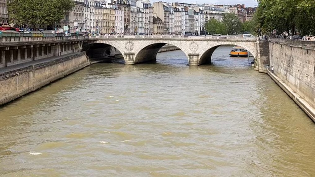 В Париже 25 олимпийцев обратились к медикам после заплыва в Сене