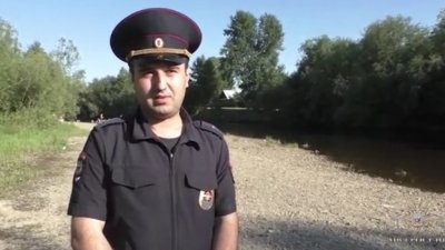 В Серове полицейский спас тонущую девочку