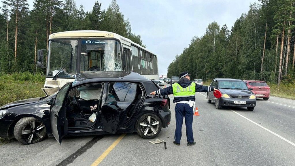 Под Первоуральском автобус столкнулся с иномаркой (ФОТО)