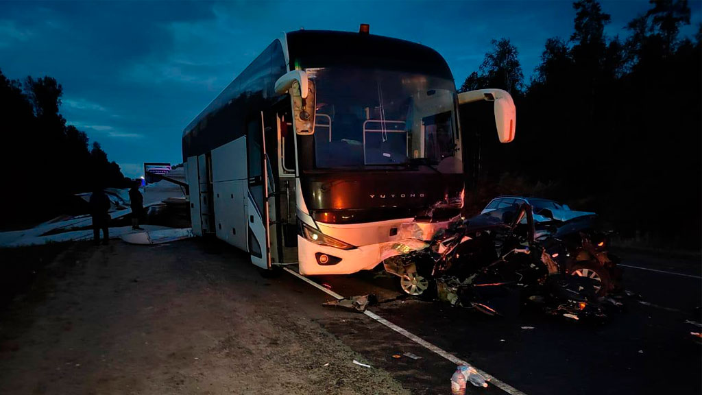 На трассе в Марий Эл столкнулись два автобуса, грузовик и две легковушки