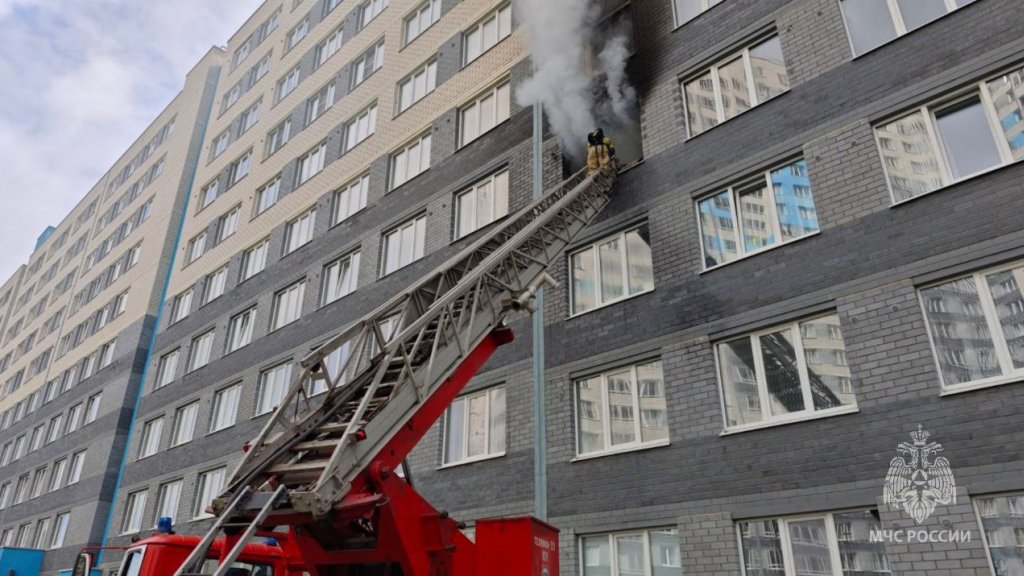 Пожарные спасли 23 человека из горящей многоэтажки в Екатеринбурге