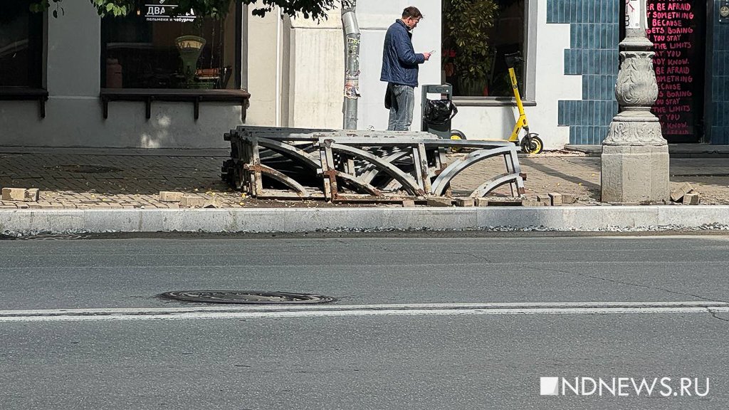 В Екатеринбурге убрали ограждения-«трусы» (ФОТО)