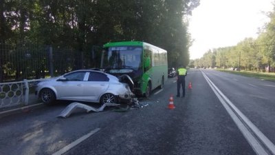 На Сортировке автобус столкнулся с автомобилем (ФОТО)