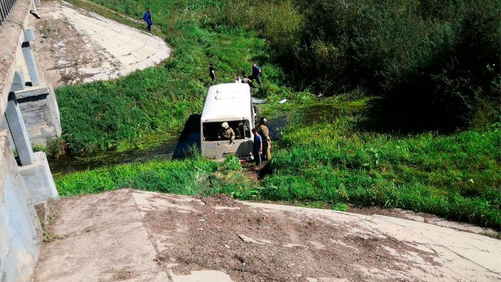 В Новосибирской области в аварии с автобусом пострадали десять человек