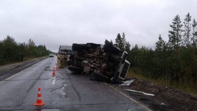 На трассе Когалым-Ноябрьск перевернулся автобус с вахтовиками