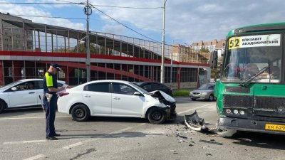 В Екатеринбурге легковушка врезалась в автобус. Есть пострадавшие