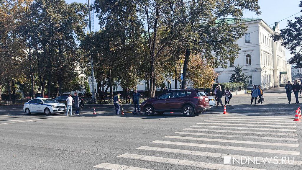 В центре Екатеринбурга автомобиль сбил самокатчика