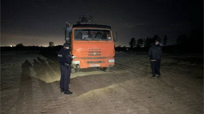 На закрытую свалку вблизи аэропорта Кольцово продолжают свозить мусор (ФОТО)