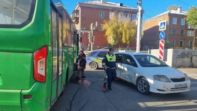 На Уралмаше автобус столкнулся с «Тойотой»