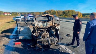 На трассе Челябинск – Екатеринбург вспыхнул микроавтобус, есть пострадавшие