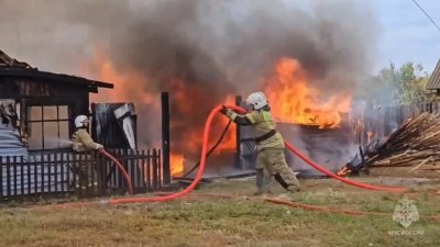 Свердловские пожарные спасли двоих человек из горящего дома