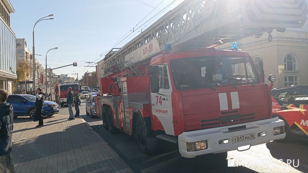 В центре Екатеринбурга в связи с пожаром в музкомедии введены ограничения движения транспорта