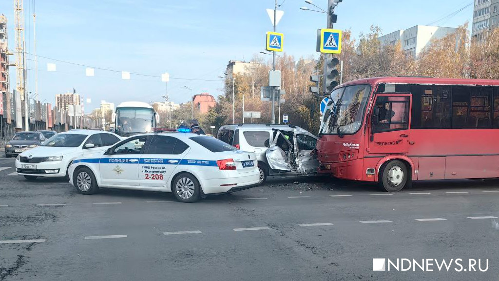 Пассажирский автобус столкнулся с легковушкой в Екатеринбурге (ФОТО)