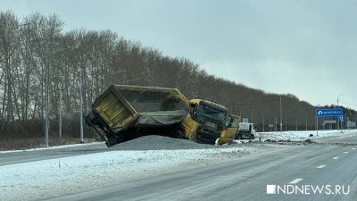 На Тюменском тракте фуры улетели в кювет из-за гололеда (ФОТО)