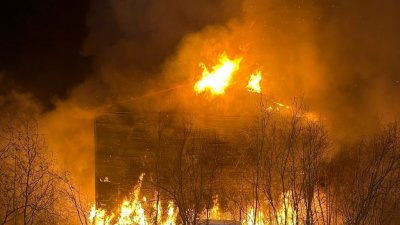 В Лабытнанги в пожаре сгорел деревянный жилой дом