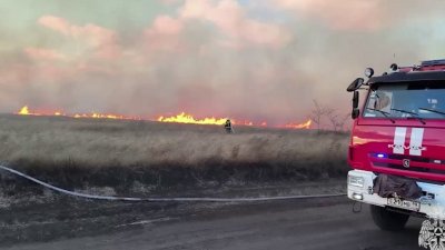 В Хакасии ветер пригнал природный пожар к деревне