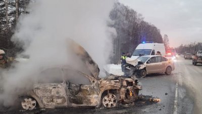 На Арамильском тракте после лобового столкновения сгорела легковушка