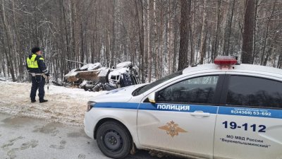 На серовской трассе КамАЗ улетел в кювет: введено ограничение движения