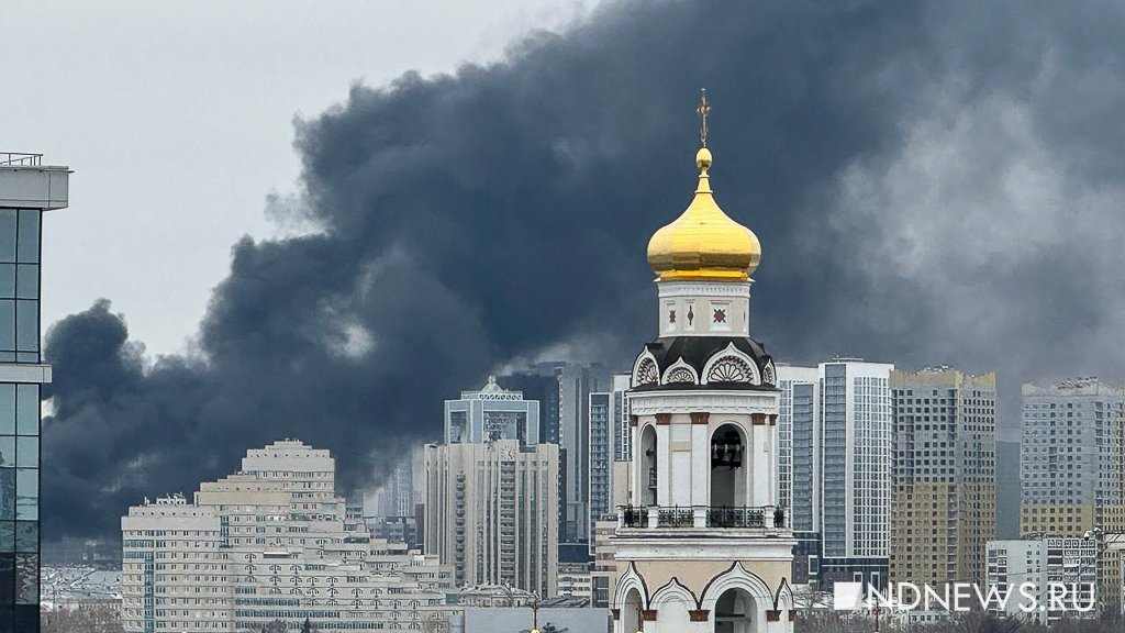 В Екатеринбурге загорелась крыша больницы (ФОТО)