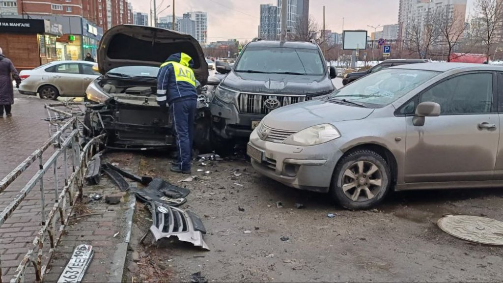 В Екатеринбурге водитель умер за рулем, а потом устроил ДТП