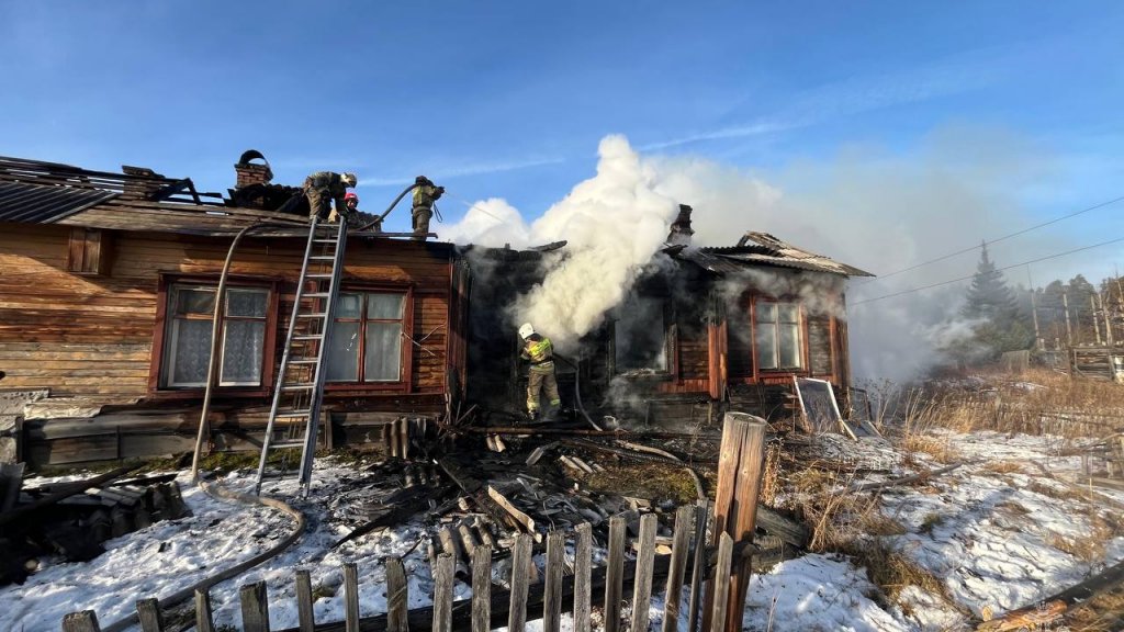 В уральском поселке сгорел деревянный барак