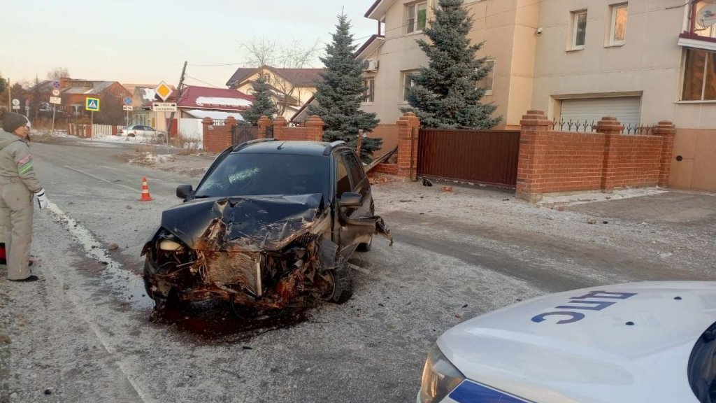 В Верхней Пышме пьяный лихач снес забор жилого дома