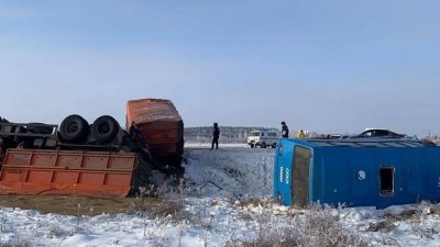 В Омской области автобус с пассажирами опрокинулся на трассе