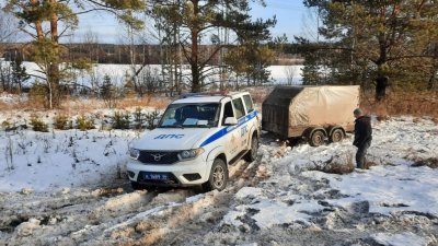 На курганской трассе гаишники вытащили из сугроба «Ладу» с прицепом (ФОТО)