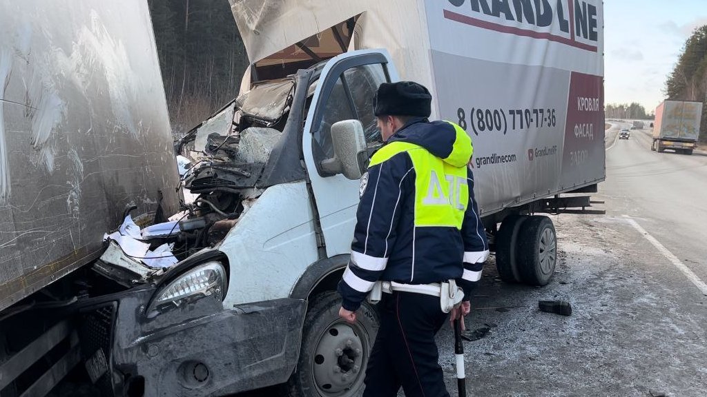 Под Верхней Пышмой столкнулись два грузовика. Погиб подросток (ФОТО)