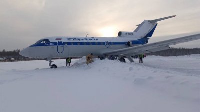 Самолет Як-40 выкатился за пределы ВПП после посадки в Якутии