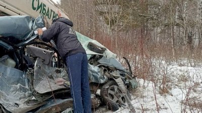 На Тюменском тракте «Хонда» столкнулась с грузовиком. Погибла женщина (ФОТО)