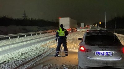 Свердловские трассы завалило снегом