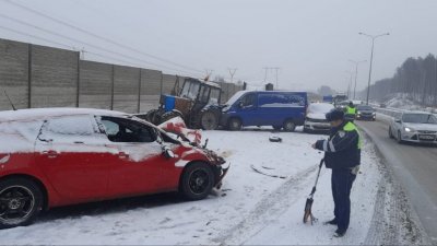 На ЕКАД столкнулись четыре автомобиля и трактор (ФОТО)