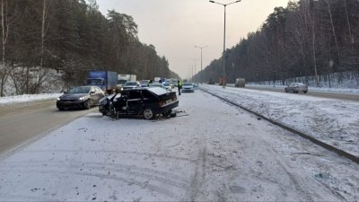 Водитель ВАЗ-21014 разбился при попытке обогнать грузовик (ФОТО)