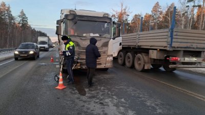 На ЕКАДе «Шкода» столкнулась с грузовиком. Водитель умер за рулем (ФОТО)