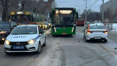 Водитель на арендованной машине спровоцировал ДТП с автобусом