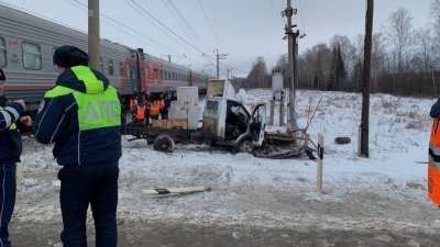 На переезде автомобиль столкнулся с тепловозом: пострадал один человек