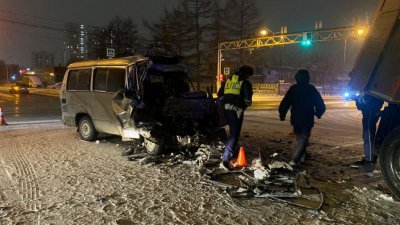 В Екатеринбурге столкнулись КамАЗ и «Тойота». Один из водителей погиб (ФОТО)