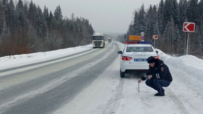 Состояние заснеженной трассы Пермь – Екатеринбург беспокоит гаишников