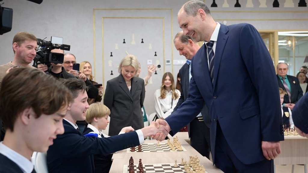 Денис Паслер открыл шахматный класс в Губернаторском лицее (ФОТО)