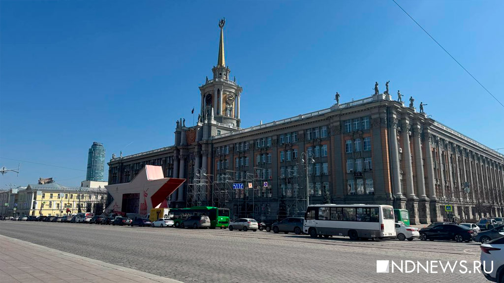 У мэрии достраивают сцену к 9 Мая