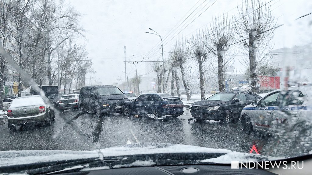 Улица Амундсена встала в пробку из-за ДТП (ФОТО)