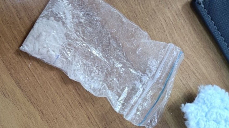 Пассажир поезда «Томск – Адлер» спрятал наркотики в Библии (ФОТО)