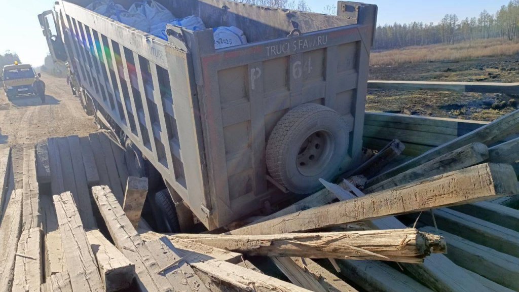 Грузовик разрушил автомобильный мост в Бурятии