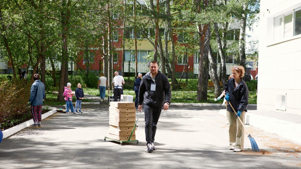 Волонтеры привели в порядок территорию детского хосписа и дали уличный концерт