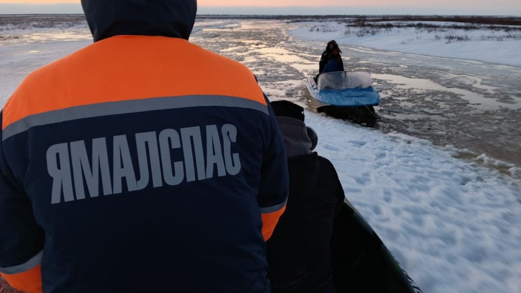 На Ямале пять человек застряли на лодке и снегоходе в тонком весеннем льду