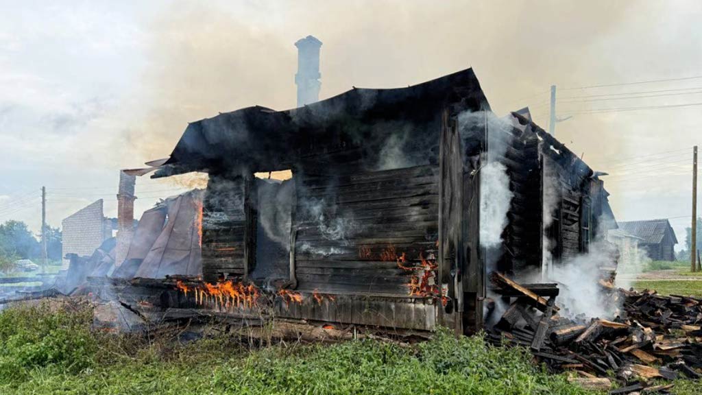 Дети сожгли сельский дом культуры под Костромой