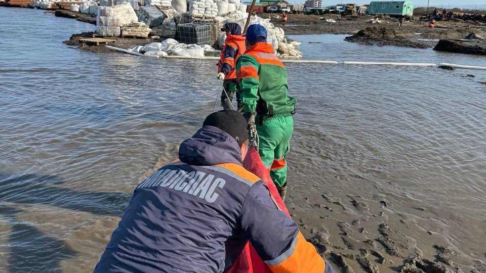 В Тазовском районе в реке обнаружили разлив нефтепродуктов